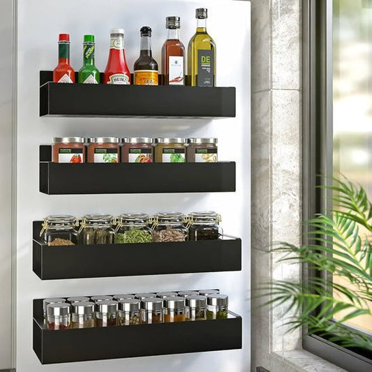 etagere cuisine avec pots et epices
